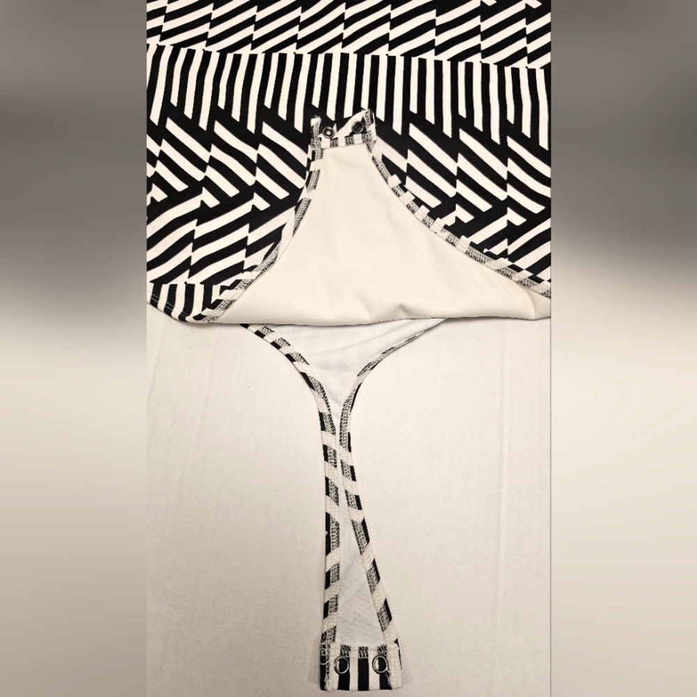 [EXPRESS] Geometric BodyContour High Neck Compression Strappy Back Bodysuit 《XL》 - Picture 11 of 15